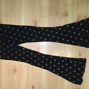 Utsvängda byxor/tights - I fint skick! Guldiga stjärnor, stretchigt material och säljer pga för liten storlek 