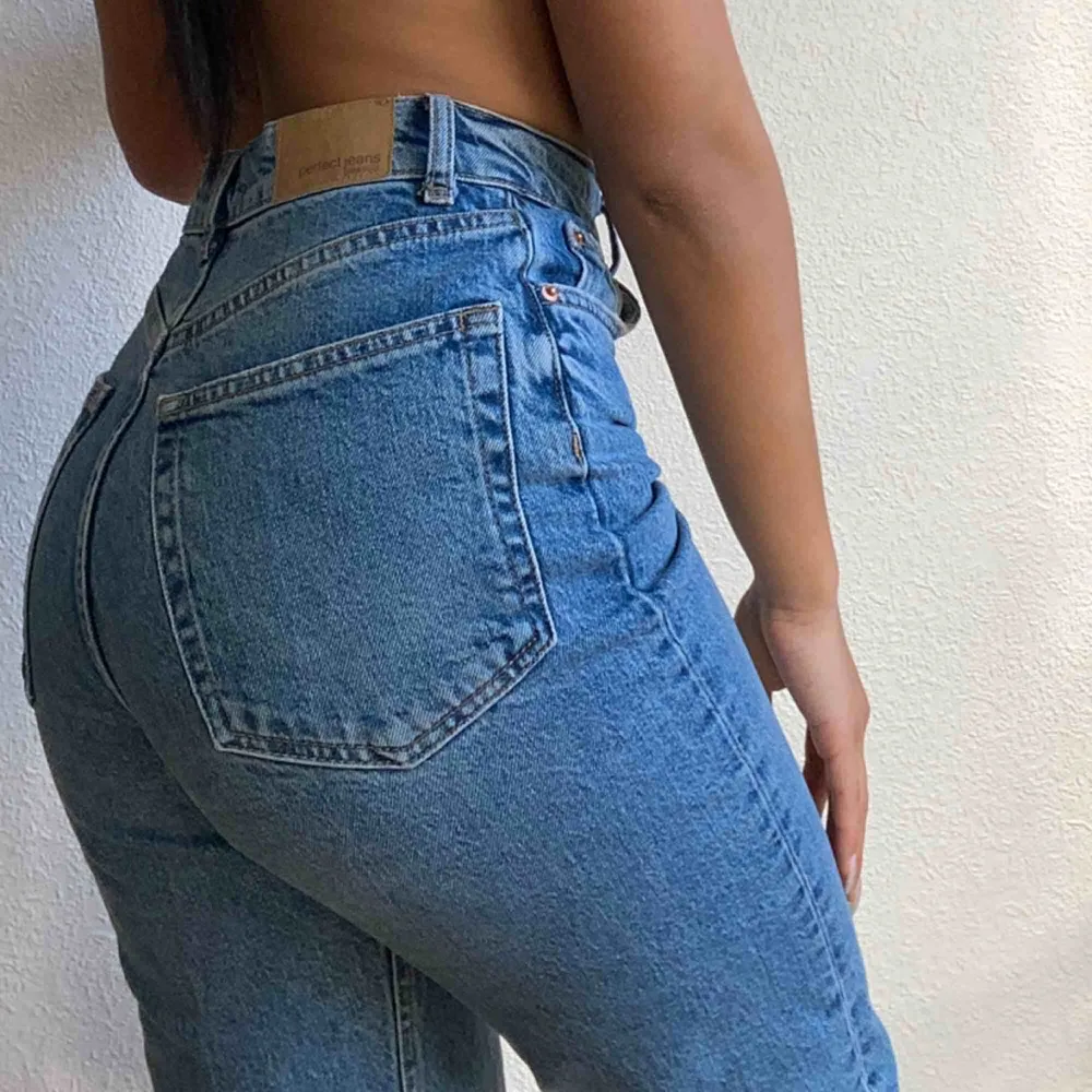 Perfect Jeans från Gina Tricot. Strl 34 vilket motsvarar strl XS. Högmidjade jeans med passform som mom jean. Raka byxben. Frakt tillkommer på 79kr❤️. Jeans & Byxor.