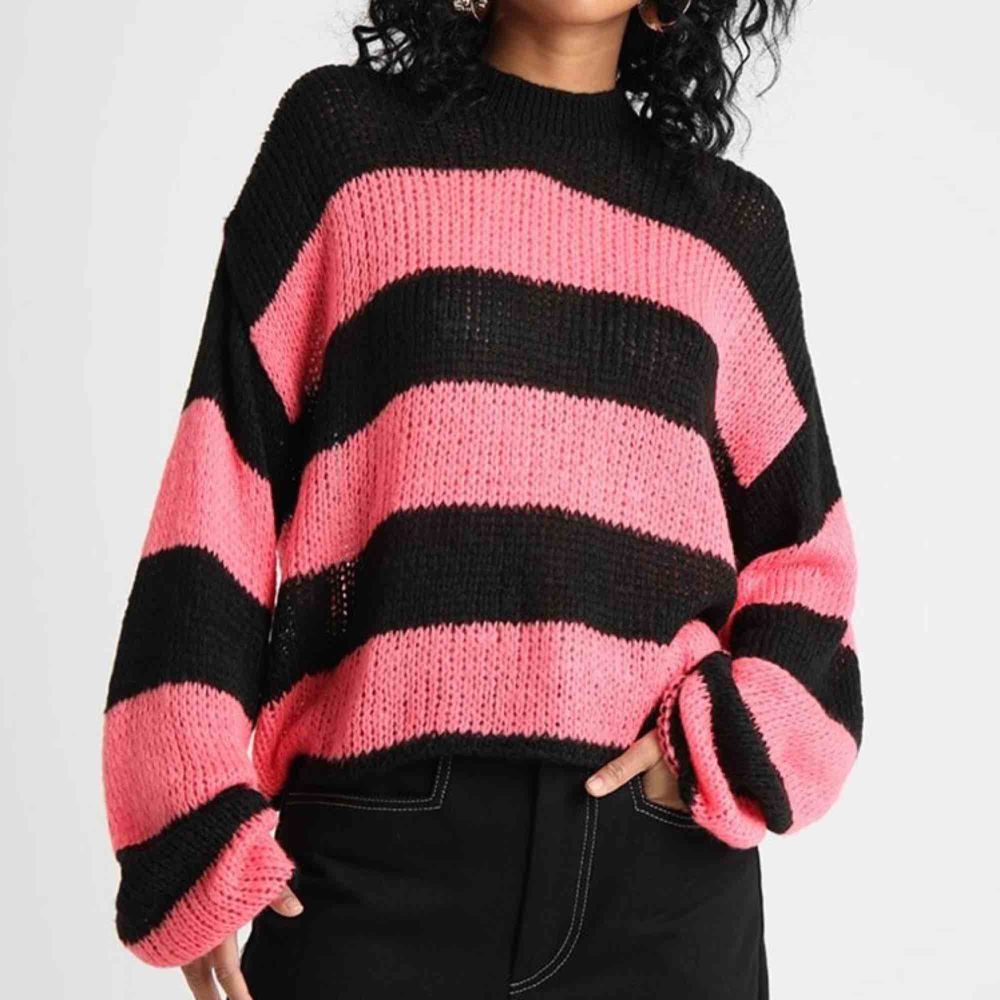 En tunn stickad tröja från The Ragged Priest. Randig svart och shock rosa, super söt oversize fit! Möts i Sthlm, annars står köpare för frakt💖. Tröjor & Koftor.