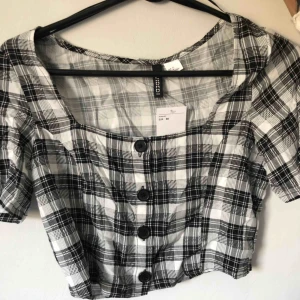  - Säljer denna super söta rutiga topp med knappar pga att den är för liten för mig. Helt oanvänd med lappar kvar. 