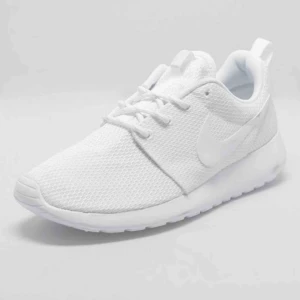  - Har liknande vita Nike skor, funkar både inne och ute. Aldrig använda, skriv för bilder