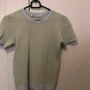  - Så snygg verkligen, säljer för att den är för liten. Väldigt liten M så passar nog en xs/s. Frakt ingår inte💖