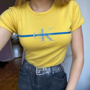 Calvin Klein babytee - Babytee från Calvin Klein. Storlek M men sitter mer som S. Smått sliten men inget märkbart. Mycket fin tröja som knappast kommit till användning :(. Kan mötas i Stockholm eller fraktas