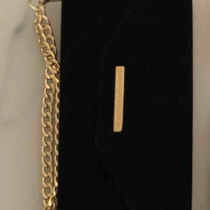  - Iphone 8 plus skal från ideal of sweden frakten ingår i priset annars så finns den u Västerås att hämta  Mayfair Clutch Velvet