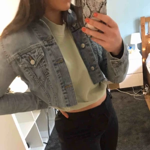  - Ljusblå lite croppad jeansjacka i fin tvätt. Strl M men passar mer som S. Säljs i gott skick!