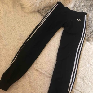  - Jag har s i byxor men dom här sitter jätte bra så har du L i vanliga fall rekommenderar jag inte att köpa dom här då dom är väldigt små för att va storlek L