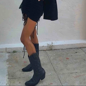  - Trendiga cowboy boots i storlek 36. Små i storleken därför säljer jag dessa. Supersnygga till sommaren med klänning eller liknande 