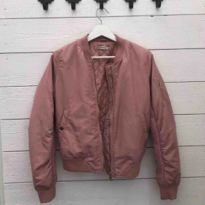  - Jättefin bomberjacka i en gammelrosa färg Använd Max 2 gånger💕 storlek S men är mer som en XS då den är liten i storleken 💕💕