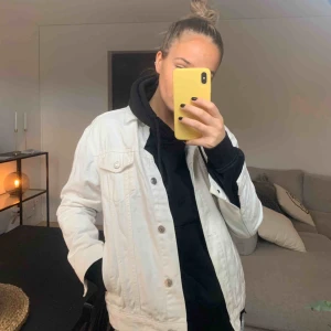  - Vit jeansjacka från Topshop. Fint skick. Köparen står för frakten.