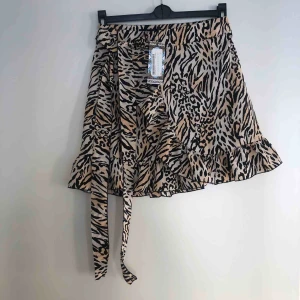  - Fin kjol från boohoo! Aldrig använd, prislappen är kvar. Storlek 10 (uk size) liten i storlek så skulle säga XS/S i svensk storlek. Normal kort kjol, frakt är inkluderad i priset (vill du ha spårbar frakt kommer det bli mer) 