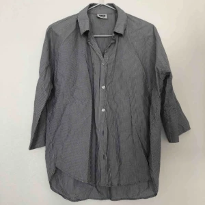  - Supersnygg luftig randig skjorta från weekday. Kortare i ärmarna och oversized i passform. Passar en xs-s. Pris kan diskuteras 