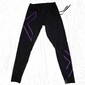  - Säljer mina 2xu kompression tränings tights då dom har har blivit för små för mig. Dom är i storlek M men dom passar mellan XS-M.  Trycket inuti byxorna har lossnat lite (se bild 3), dom har inga skador i övrigt. NYPRIS: 1000kr Köparen står för frakten 