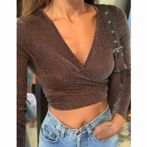  - Brun glittrig supersnygg knytblus ✨ Stretchigt material inhandlad secondhand. Passar S-M  SÅLD