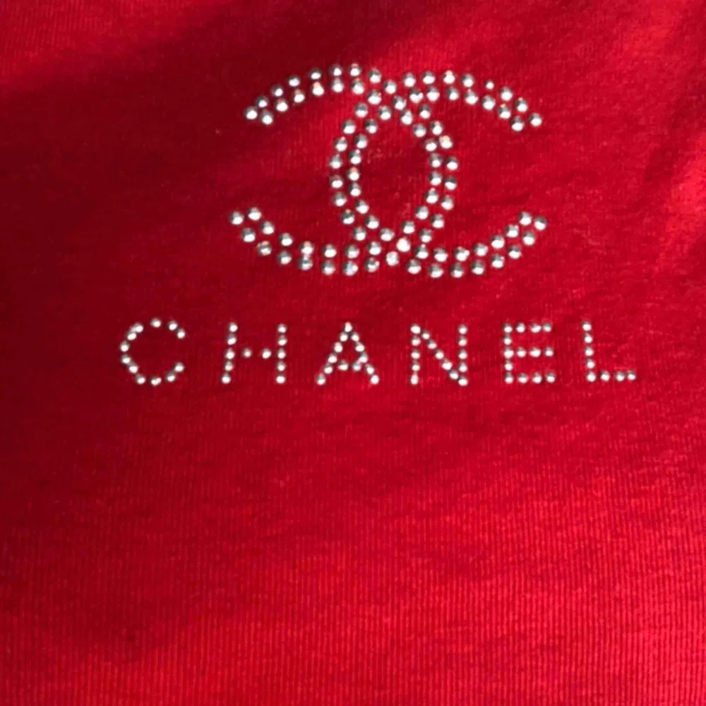 En cool och söt röd t-shirt med ett fejk Chanelmärke på framsidan. Gillar den väldigt mycket!!:(. T-shirts.