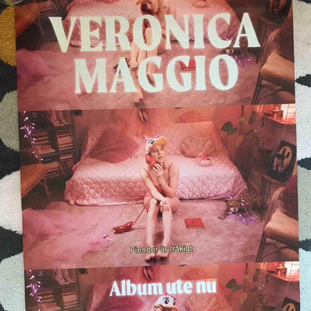 Veronica Maggio poster från hennes senaste album release!! Superfint skick!!!! . Övrigt.