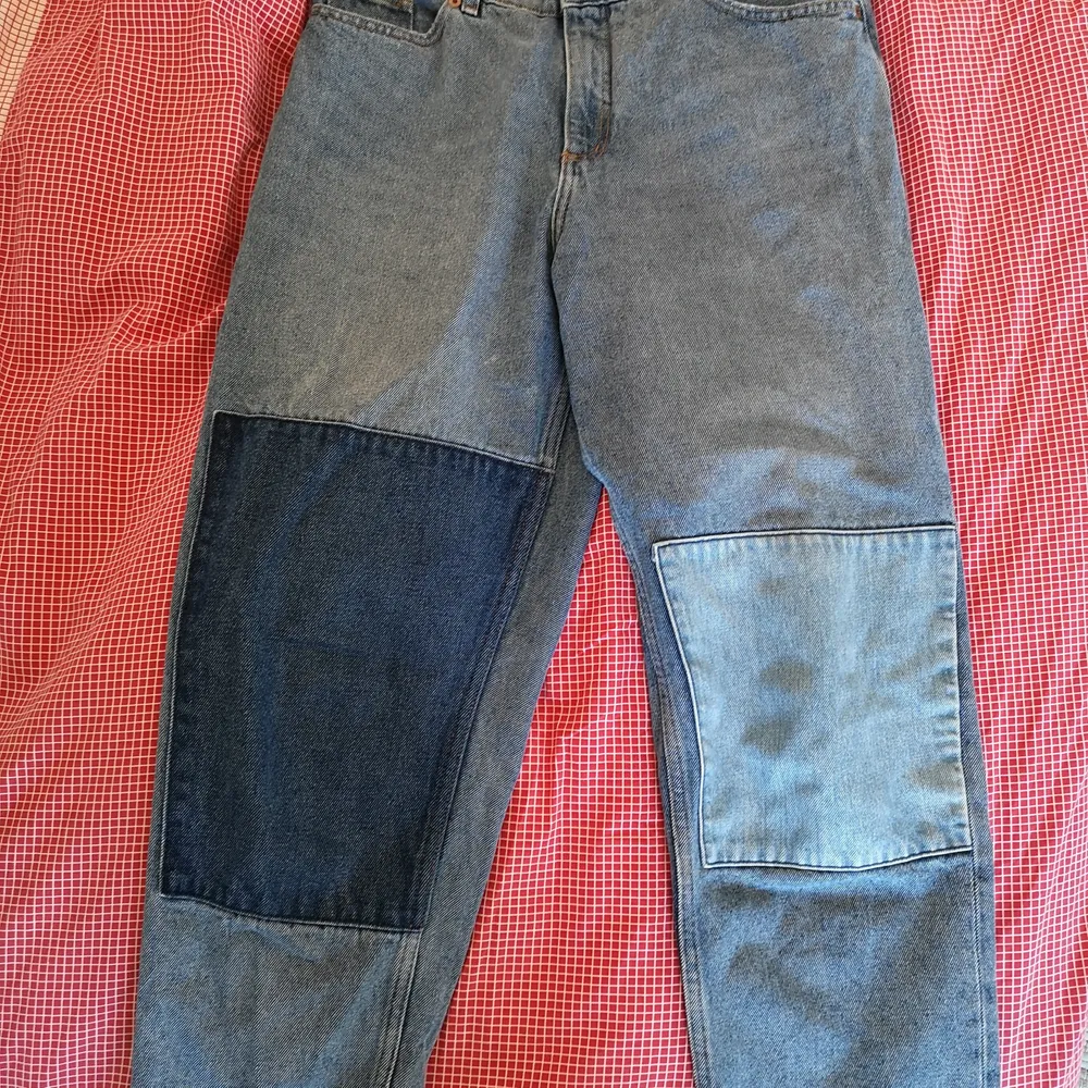 Jeans med lappar på knäna, hyfsat korta i benen men väldigt stora i storleken. . Jeans & Byxor.