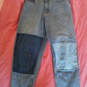 Galna jeans!  - Jeans med lappar på knäna, hyfsat korta i benen men väldigt stora i storleken. 