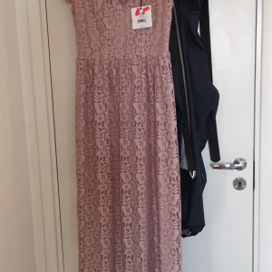 Rosa långklänning  - Rosa långklänning strl S. Nypris 1099. Säljes för 549kr.Endast provad. Passar 170. Säljes för 549. Smsa till 0703373834