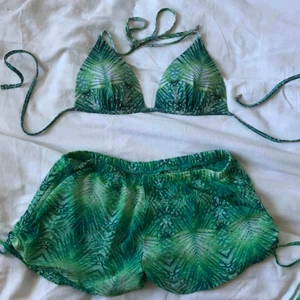  - Bikini topp men matchande shorts! Osäker på märke och storlek men shortsen passar s-m och toppen är nog C-kupa skulle jag säga! 