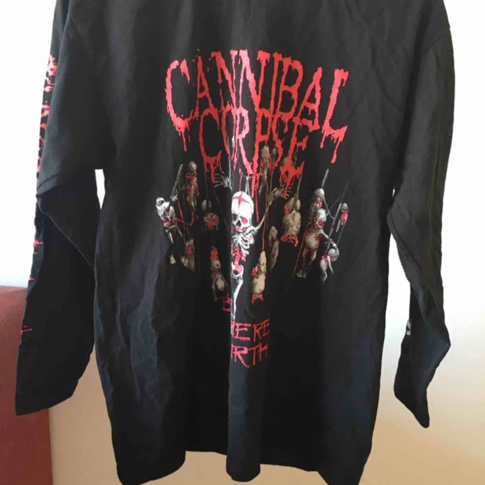 Långärmad cannibal corpse tröja knappt använd storlek M. Tröjor & Koftor.