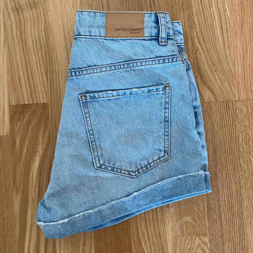 Högmidjade jeansshorts köpta från ginatricot. Snålt använda, säljer pga för små för mig. Shorts.