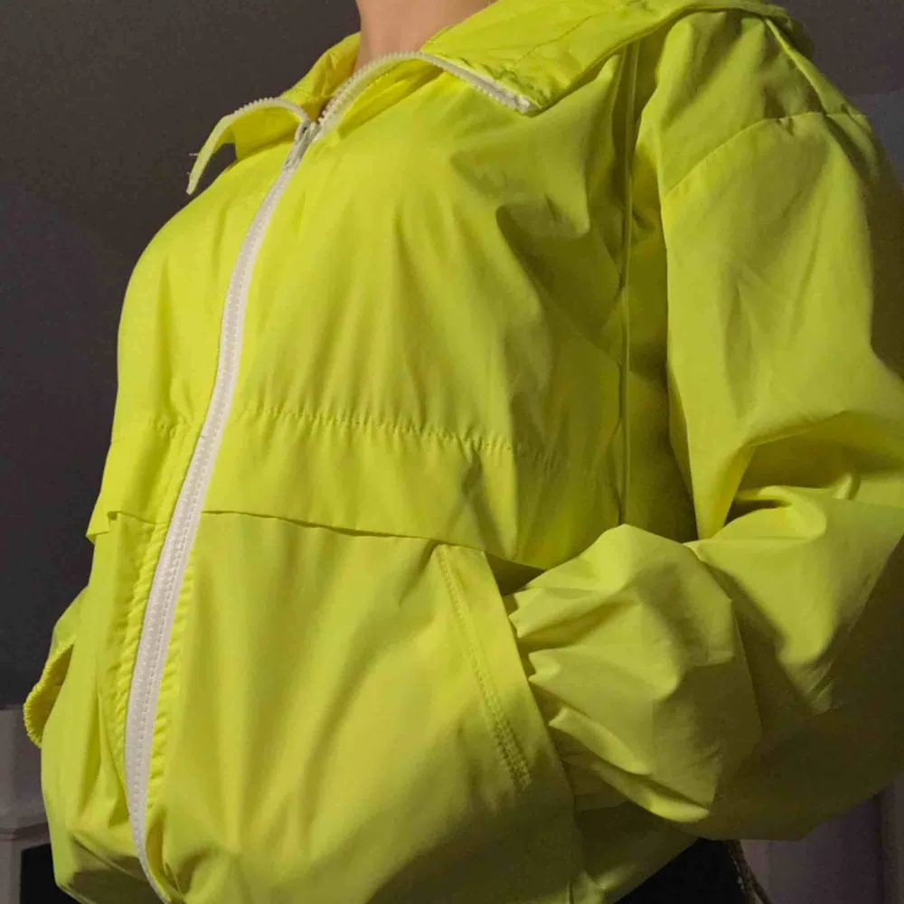 Säljer denna neongula jackan från SHEIN ❤️ den är knappt använd och i bra skick! Köparen står för frakten. Tröjor & Koftor.