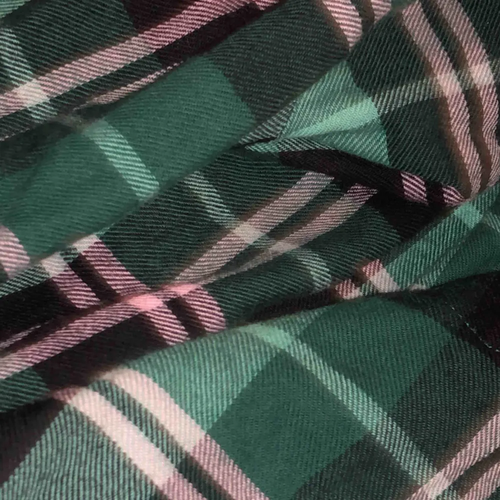 Grön, rosa och svart skjorta ifrån h&m. Denna är inte använd många gånger och sälj på grund av garderobsrensning.. Skjortor.