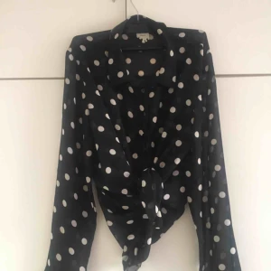  - Transparent super snygg blus, knappt använd!