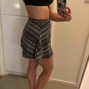  - En snygg tunn kjol, knäppbar i fram. Storlek 38 men tycker den känns mindre än så, kanske snarare 36, till o med 34 om man vill ha den längre ner.   Kolla gärna min profil för fler plagg! :)