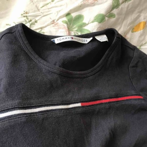  - Tommy Hilfiger T-shirt i mjuk bomull. Passar troligen en storlek M med. 🔥Diggar Swish 😎No refunds 🙏🏻Kan mötas upp i Malmö 🤙Frakt tillkommer 20kr 🔥