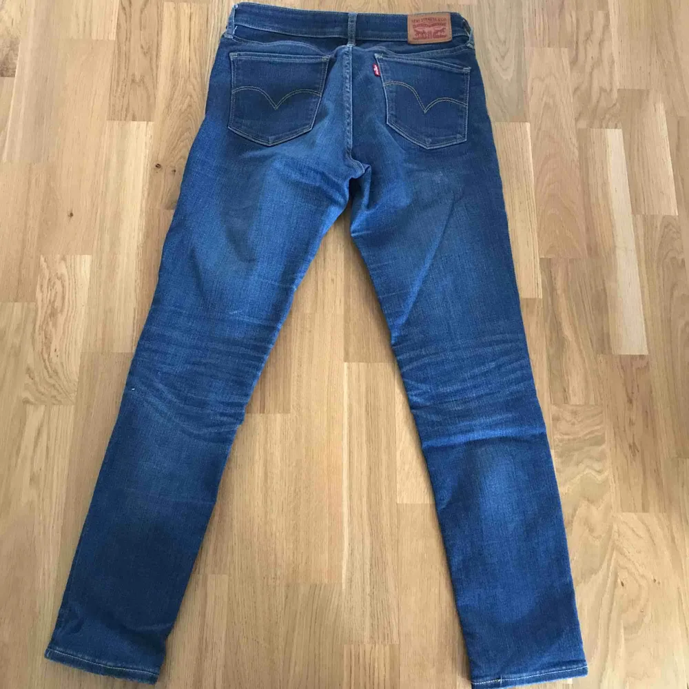 Jättefina jeans från Levi’s. Detta är ett par skinny 711. Levi’s märket finns på baksidan högst upp till höger och på högra bakfickan. . Jeans & Byxor.