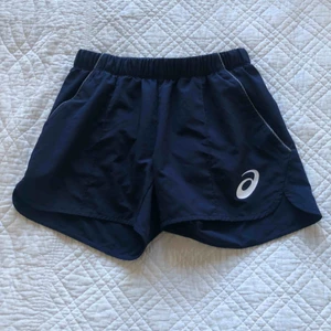  - Helt oanvända asics shorts 