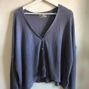 - En tunn och supermjuk ljusblå kofta från Urban outfitters, den är oversize i modellen och rak i formen. Möts i Stockholm eller skickar mot fraktkostnad.