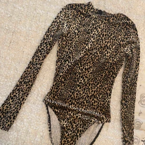  - Jättefin leopard body med urringning baktill och knäppning i nacken. Från HM  Xs 