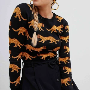  - Jättecool tröja från Monki. Köparen står för frakt.