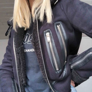  - Svart mocka/Teddy-jacka med spännen på baksidan och krage. Köpt från Zara förra året för 700kr. Frakt är inte inkluderat🥰