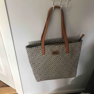  - rymlig väska som aldrig kommit till användning då det inte är min stil ❤️