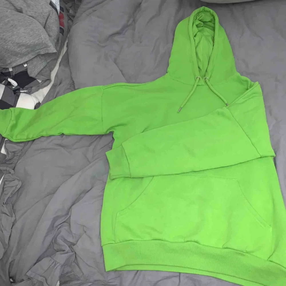 Oversized grön hoodie från Monki. Används ej längre Meet up sthlm. Hoodies.