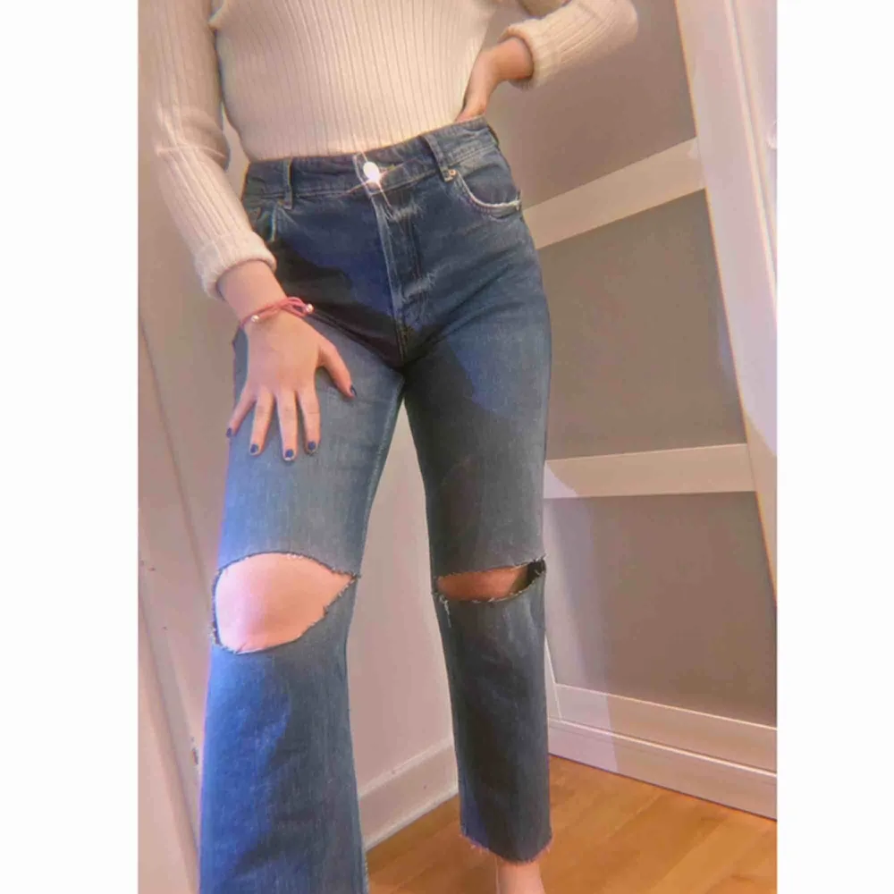 Helt nya jeans, står storlek 42 men passar mig som har 38. Säger pga att jag inte har någon användning av dem 🥰. Jeans & Byxor.
