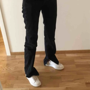  - Svarta jeans med slits från Pull&Bear, liknar dom populära från Zara! Storlek 32 men skulle passa en 34/liten 36a också tror jag. Jag är 168cm och dom är långa på mig, buda💕 möts upp i Stockholm och står inte för frakt!