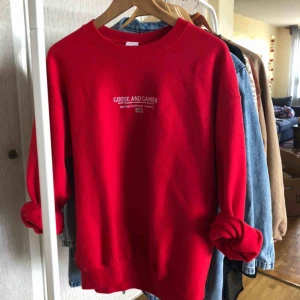  - Snygg röd sweat från goose & gander. Använd ett par få gånger. Märkt small men skulle säga att sen passar även en medium. 