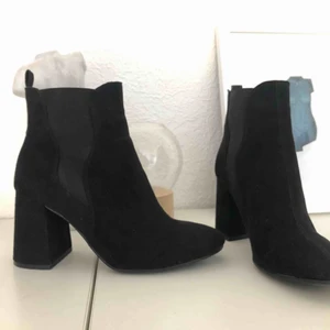  - Oanvända stövletter i fuskmocka, skitnsnygga och bekväma!