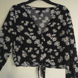 Kort blus - Jättefin sommarblus i kortmodell med blommönster. Aldrig använd. Storlek 38.