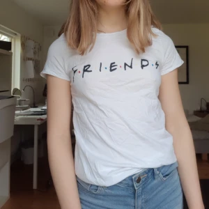 Friends t-shirt vit - Använd cirka 2 ggr - bra skick. Mötas upp i hbg, annars står köparen för frakten om du inte sammanlagt köper för mer än 250 kr!
