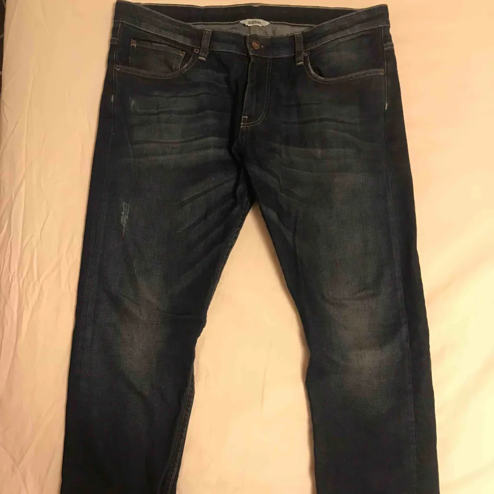 Snygga blåa jeans från Dobber. Jeansen har sällan använts och är i bra skick. Storleken är W33/L32. Fraktkostnad tillkommer.. Jeans & Byxor.