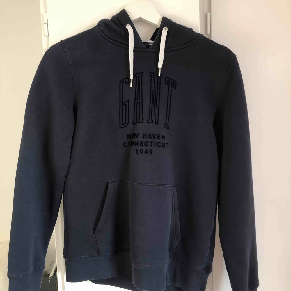 Jättefin mörkblå hoodie från Gant, i storlek S. Säljer pga att jag inte längre använder den, den är i väldigt bra skick!  . Hoodies.
