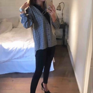  - snygg oversize skjorta, rutig svart/grå. Väldigt trendig. passar storlek s lika bra som xs