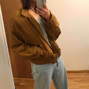  - 100% silke! Såå mjuk och skön men har tyvärr ett hål vid fickan, som man ser på bilden. Dessutom går den inte att knäppa men jag tycker att den är perfekt till våren att bara slänga på sig! 🥰💞