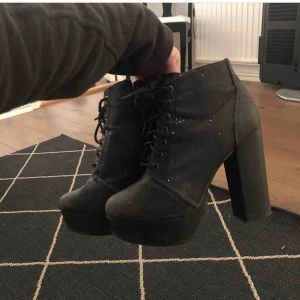  - Festklackar svarta med svart glitter, bra stabil och hög klack 