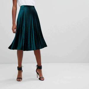 Assnygg mörkgrön glansig kjol från stradivarius, säljer då den tyvärr är för liten för mig. Aldrig använd, vid frakt tillkommer 60  kr☺️